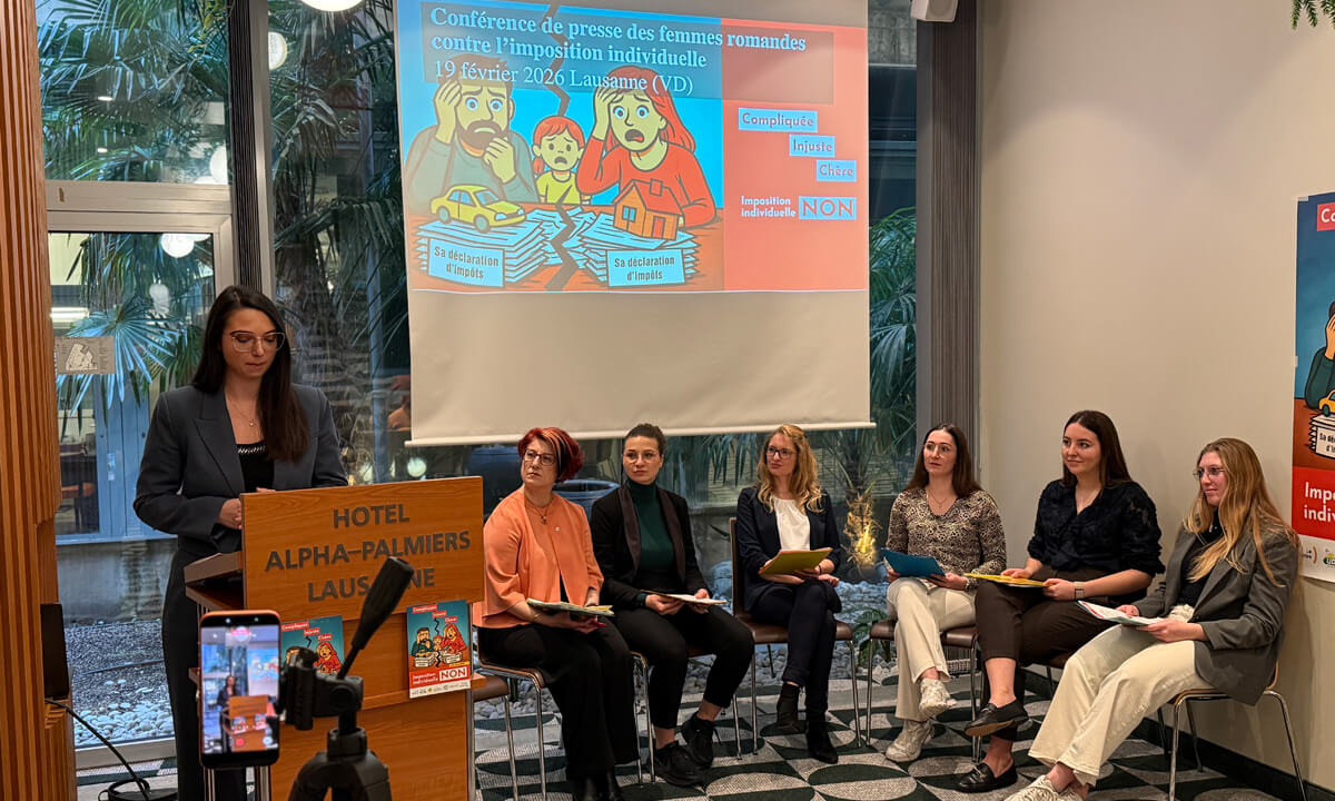 Conférencières au pupitre